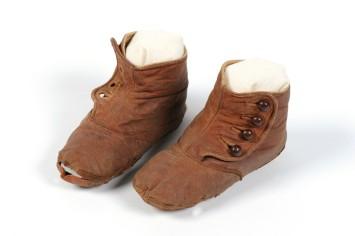 Children's leather boots with buttons